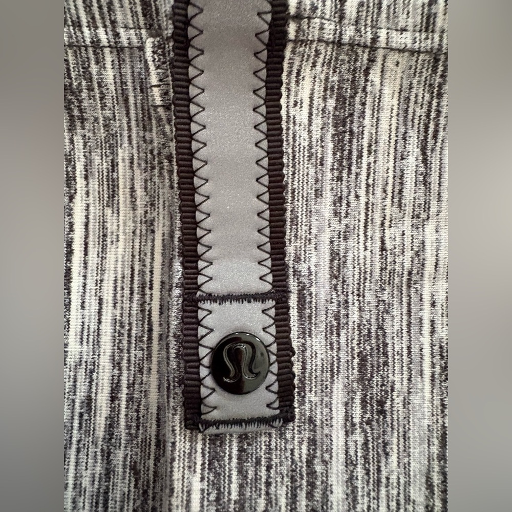 Lululemon Elegant Gray Women's Scarf NWOT - Picture 2 of 2